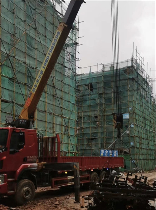 兴山区“慢工细活”—— 吊车的 “微动控制” 技术